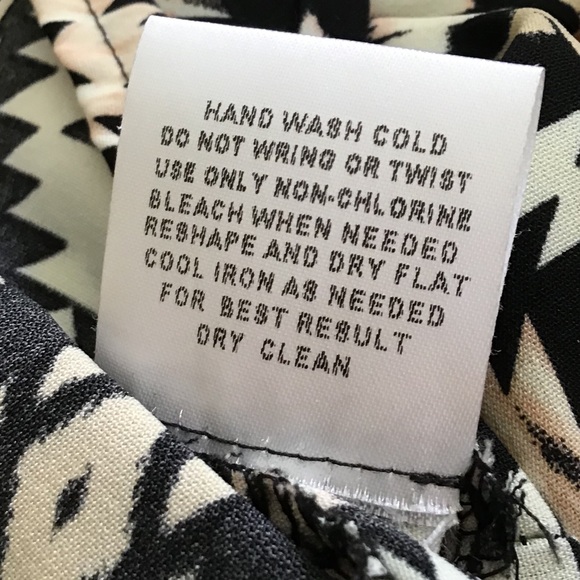 Pink rose sleeveless blouse size small geometric design black beige zigzags - Picture 6 of 6